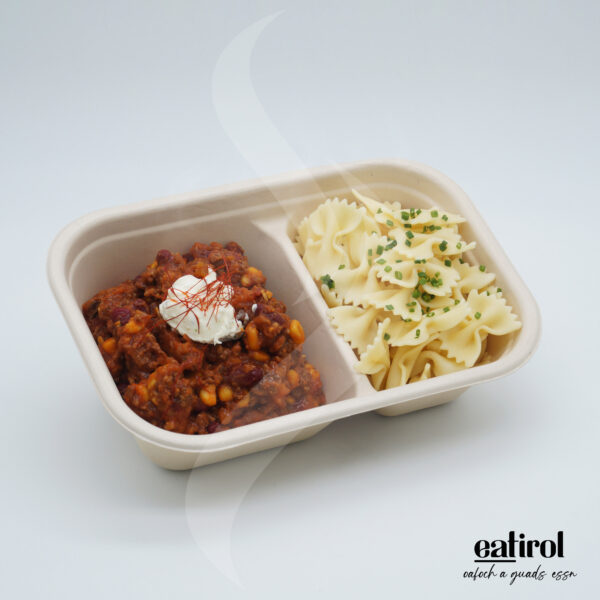 Chili con Carne mit Farfalle und Crème Fraîche-Topping