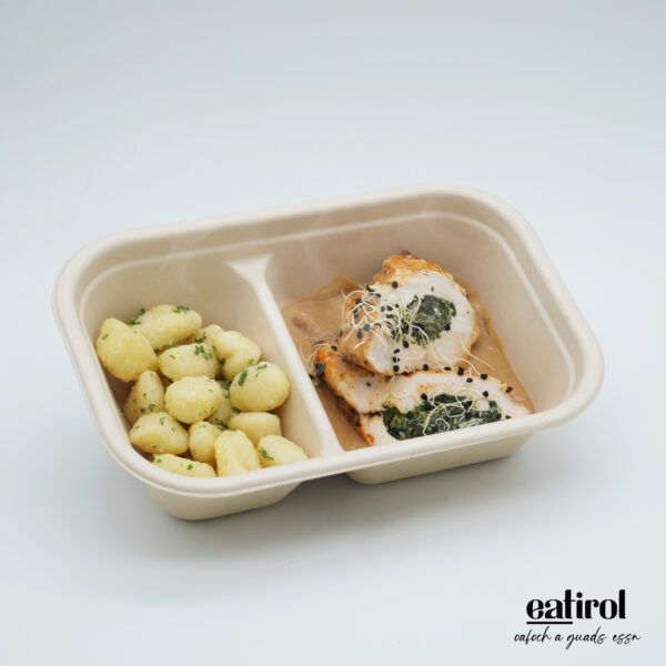 Gefüllte Hühnerbrust mit Spinat auf Natur Rahm Sauce und Gnocchi