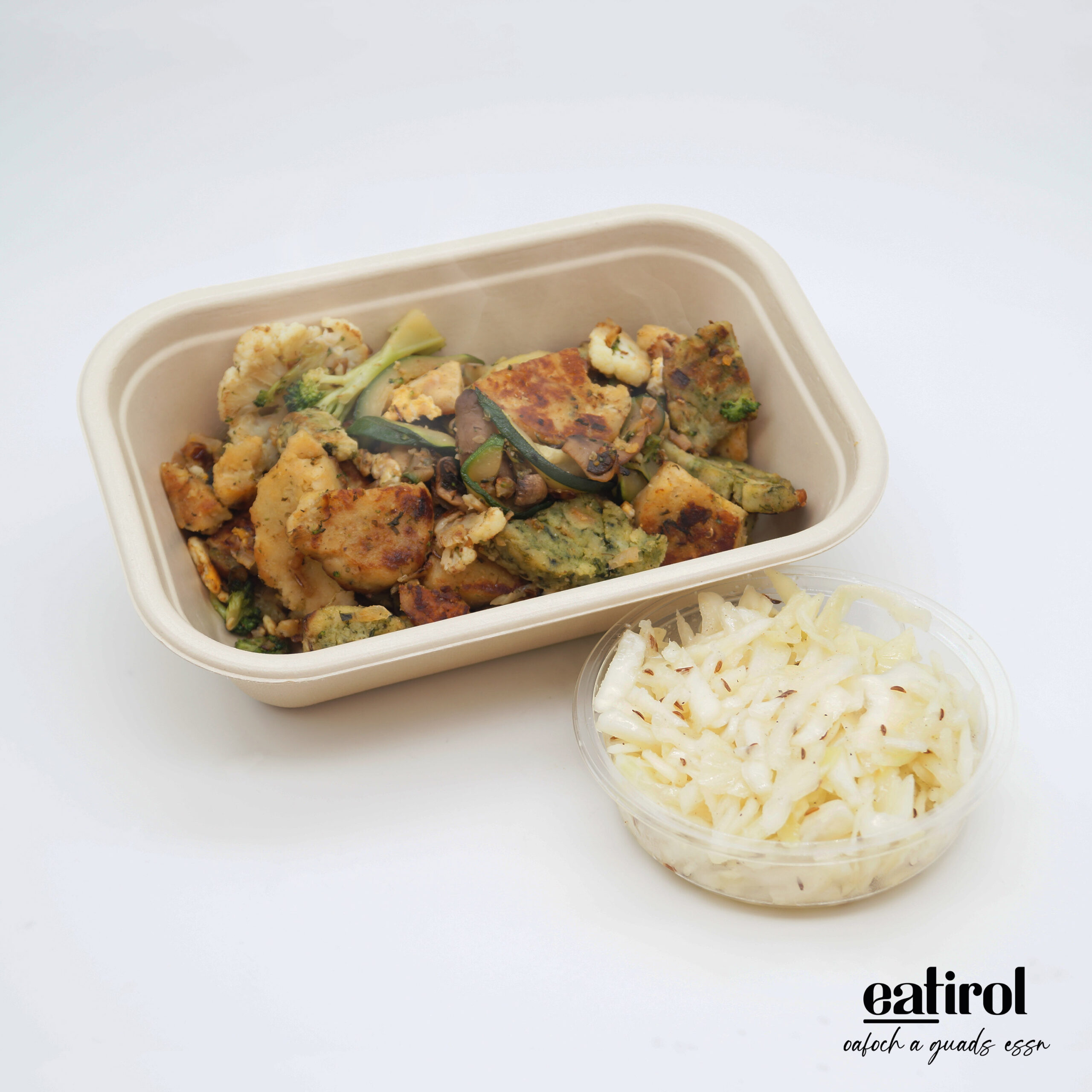 eatirol_3000x3000px_Gemüe_Knödelgröstl_mit_Krautsalat_v02 (1) Gemüse Knödel Gröstl mit Kümmel Kraut Salat – Bild 1