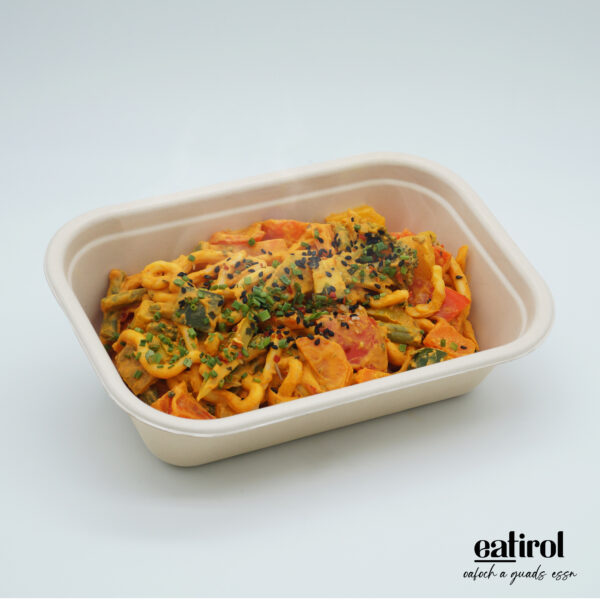 Gebratene Udon Nudeln mit Rotem Thai Curry und Gemüse