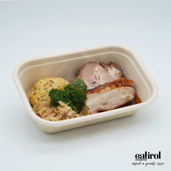 Bierbratl mit Speckkraut Salat und Semmelknödel