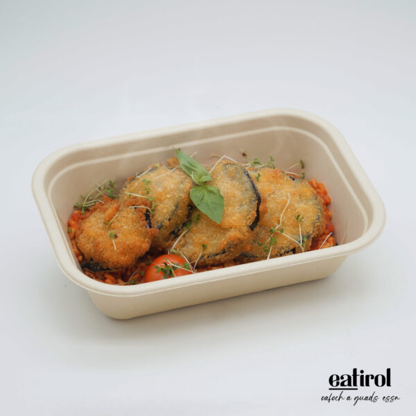 Gebackene Aubergine auf Tomatenreis