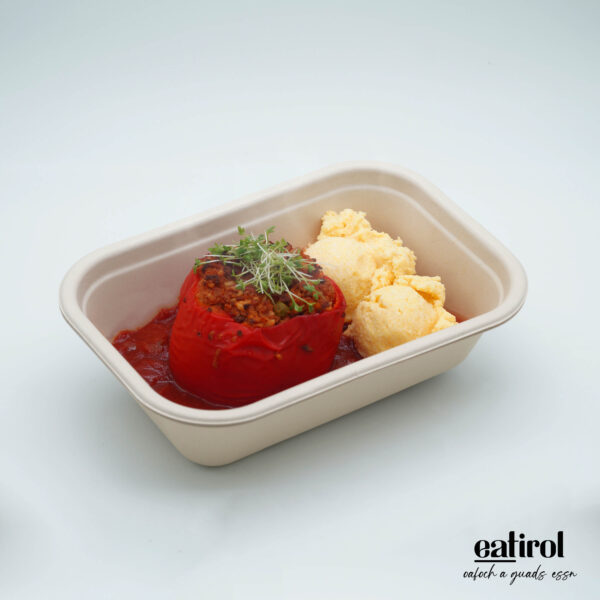 Gefüllter Paprika auf Tomatensauce und Polenta