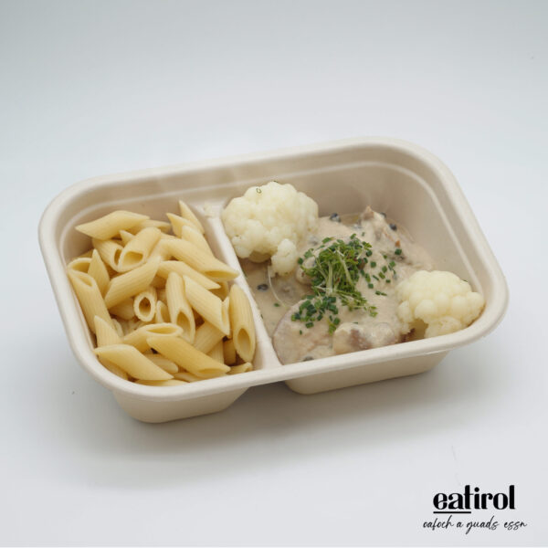Schweinefilet in Pfefferrahm Sauce mit Nudeln und Karfiol