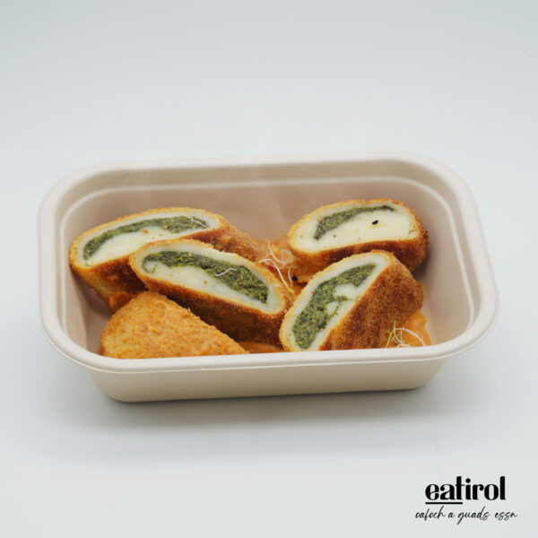 Gebackene Kartoffel Spinat Rolle auf Paprika Rahm Sauce