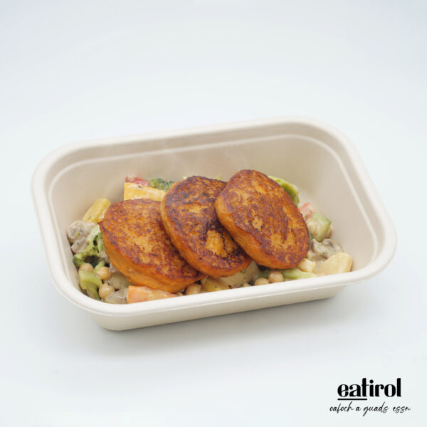 Süßkartoffel Gries Laibchen auf cremigen Gemüse Kichererbsen